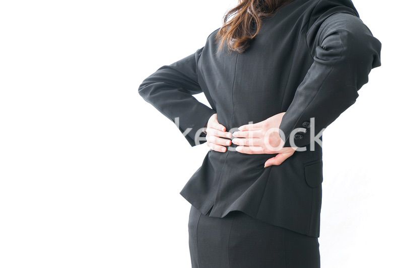 腰痛を感じるビジネスウーマン