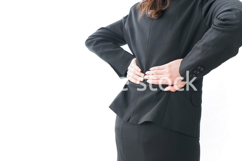 腰痛を感じるビジネスウーマン