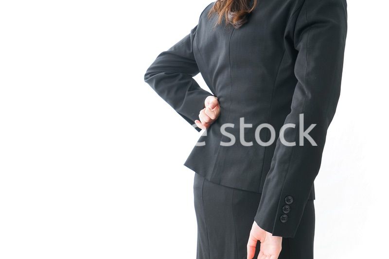 腰痛を感じるビジネスウーマン