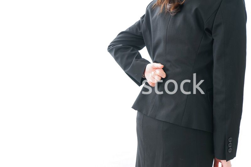 腰痛を感じるビジネスウーマン