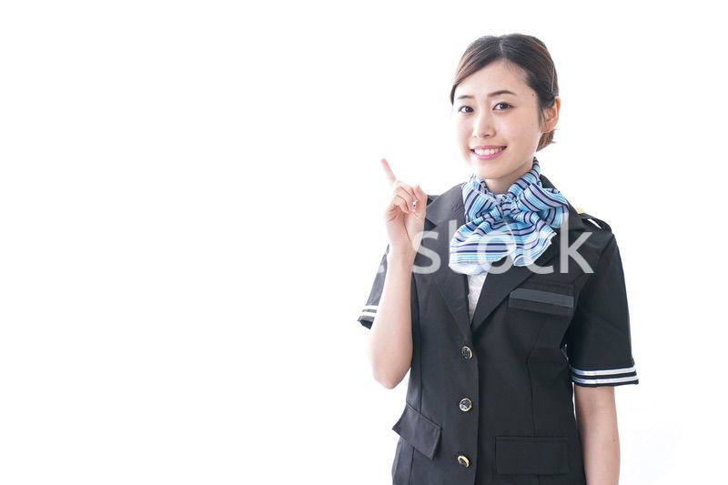 指をさすキャビンアテンダント