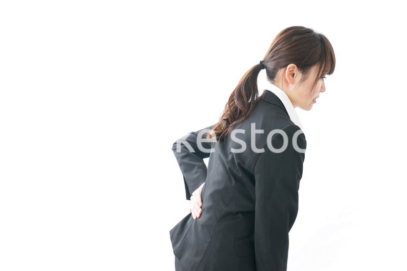 腰痛を感じるビジネスウーマン