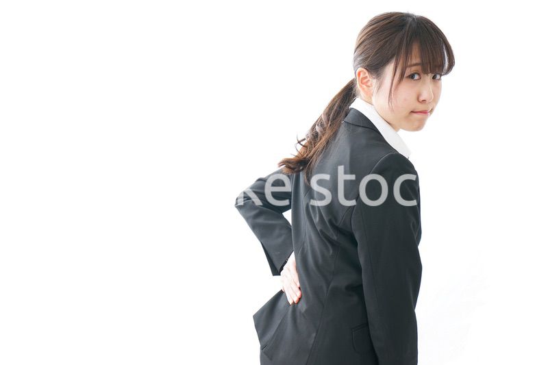腰痛を感じるビジネスウーマン