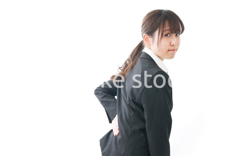 腰痛を感じるビジネスウーマン