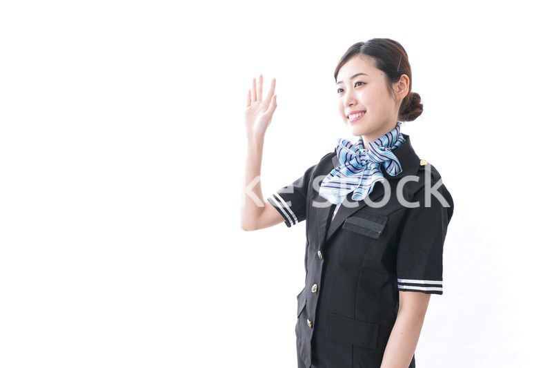 手を振るキャビンアテンダント