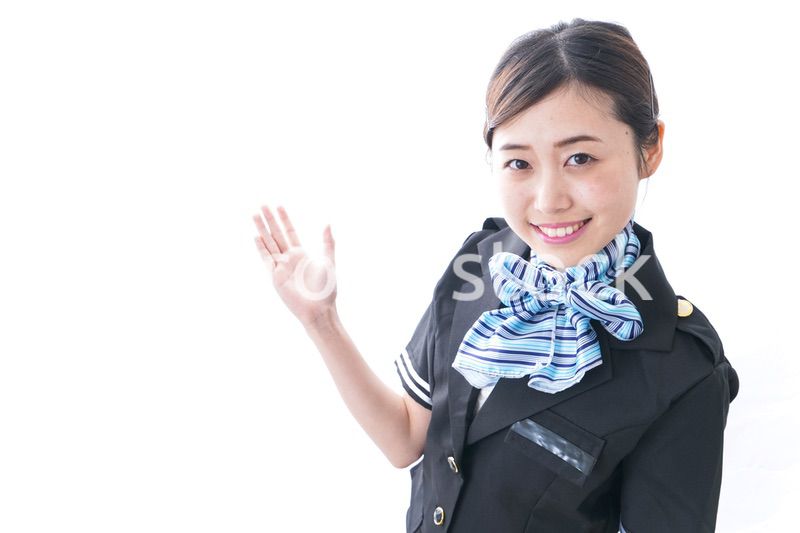 指をさすキャビンアテンダント