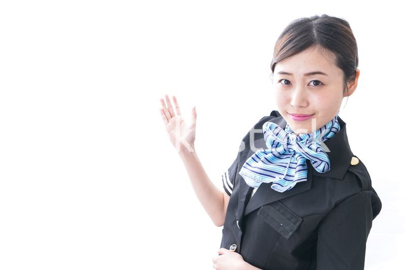 指をさすキャビンアテンダント