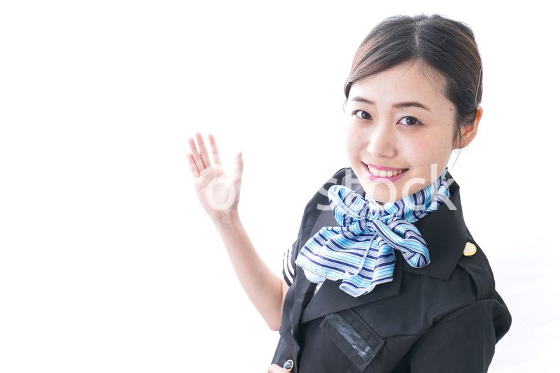 指をさすキャビンアテンダント