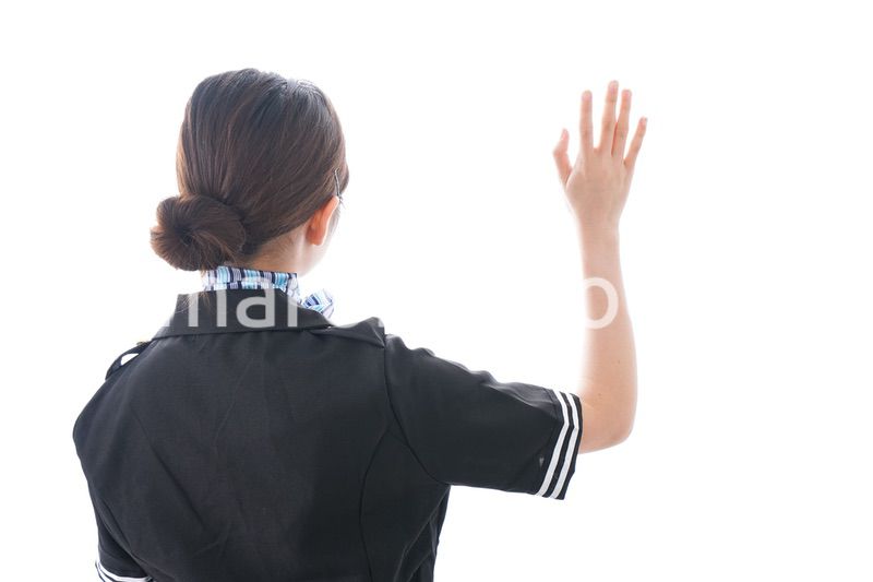 手を振るキャビンアテンダント