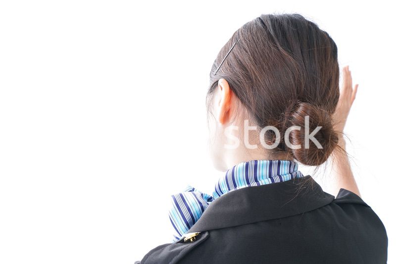 手を振るキャビンアテンダント