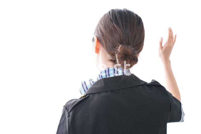 手を振るキャビンアテンダント