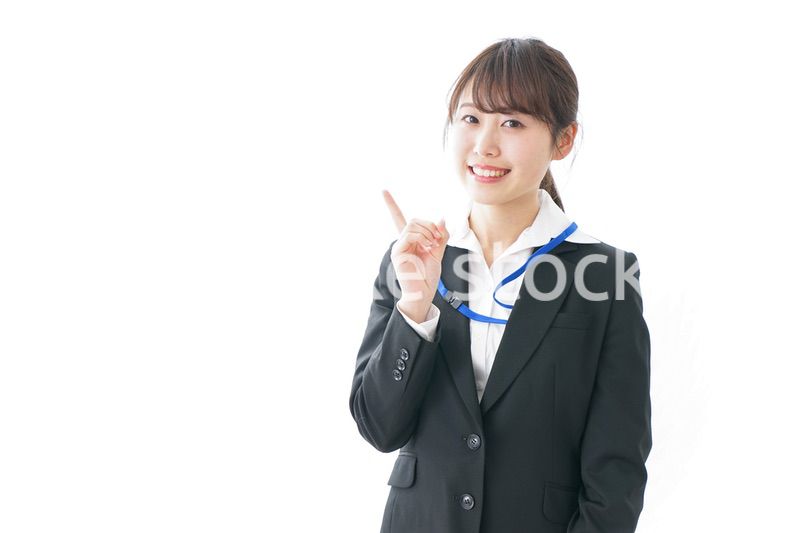 ポイントを指差す若い女性