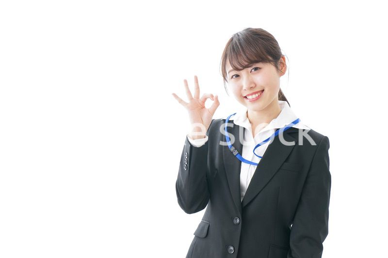 OKサインを示す笑顔のビジネスウーマン