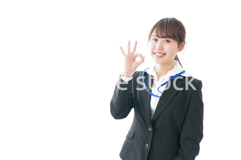 OKサインを示す笑顔のビジネスウーマン