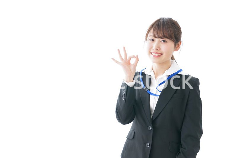 OKサインを示す笑顔のビジネスウーマン