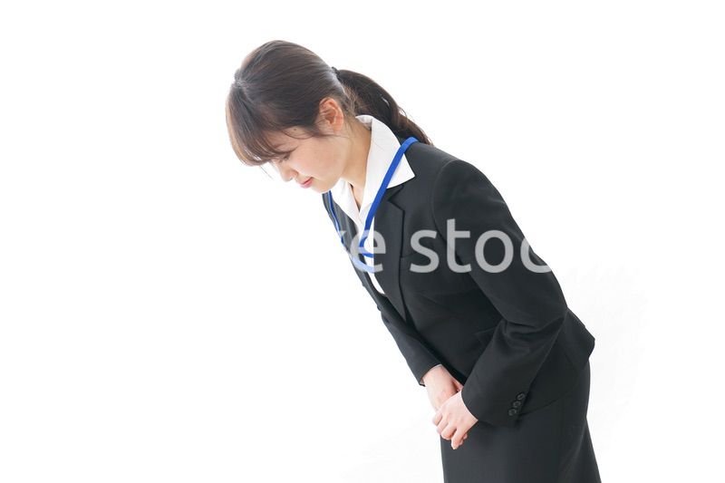 おじぎをするビジネスウーマン