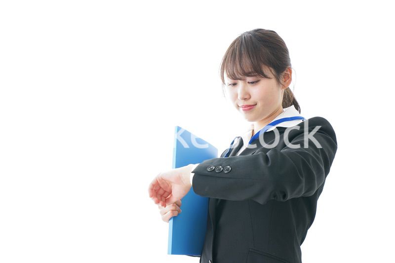 時計を確認するビジネスパーソン