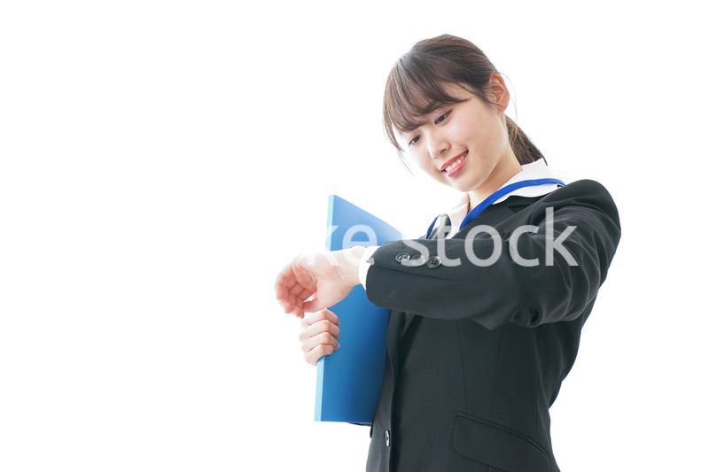 時計を確認するビジネスパーソン