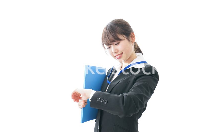 時計を確認するビジネスパーソン