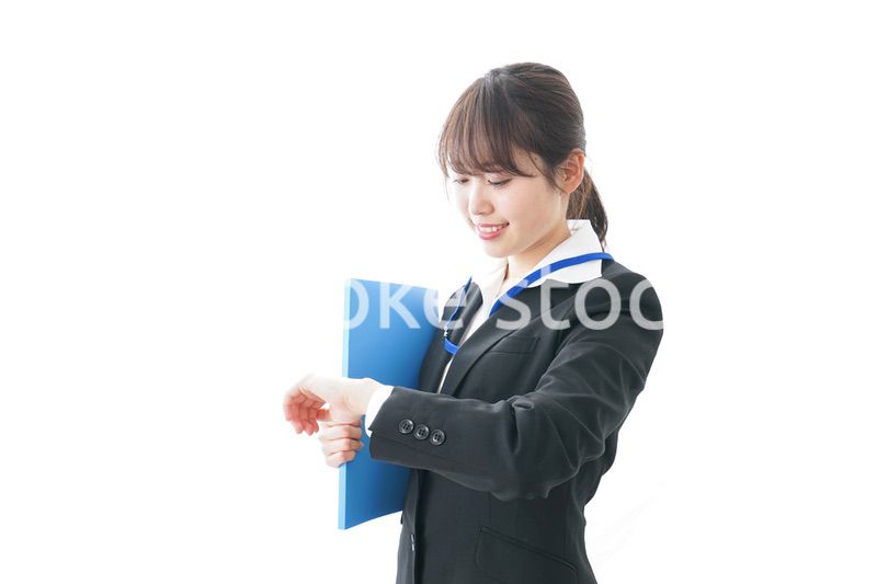 時計を確認するビジネスパーソン