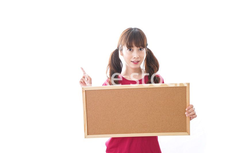 コルクボードを持つ女性