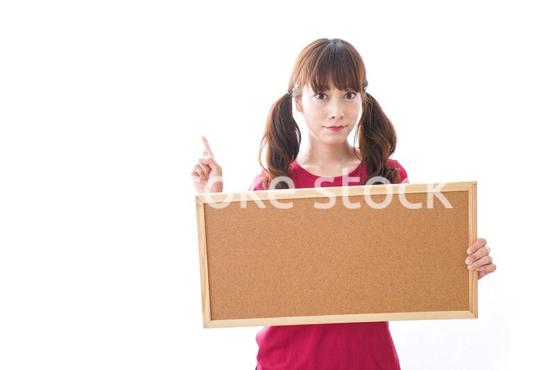コルクボードを持つ女性