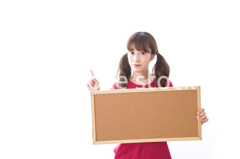 コルクボードを持つ女性