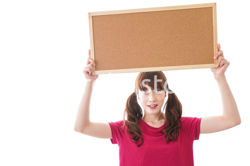 コルクボードを持つ女性