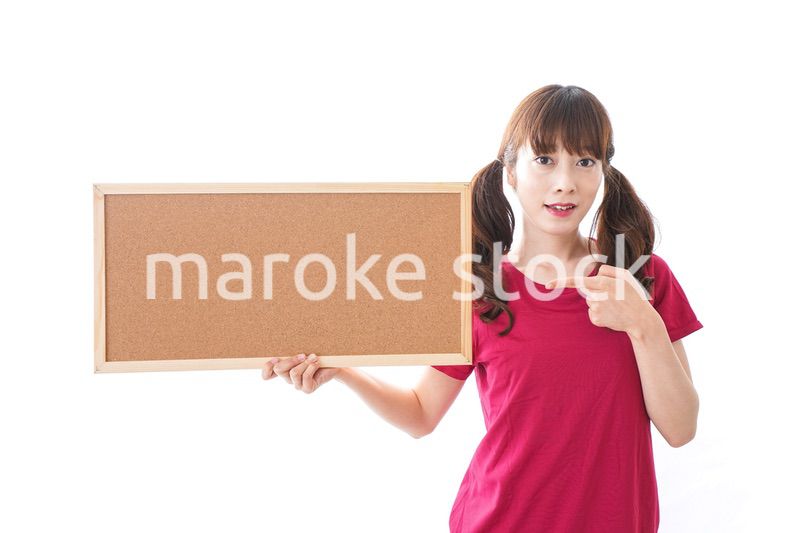 コルクボードを持つ女性
