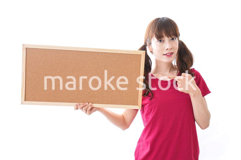 コルクボードを持つ女性