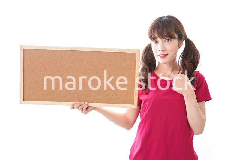 コルクボードを持つ女性