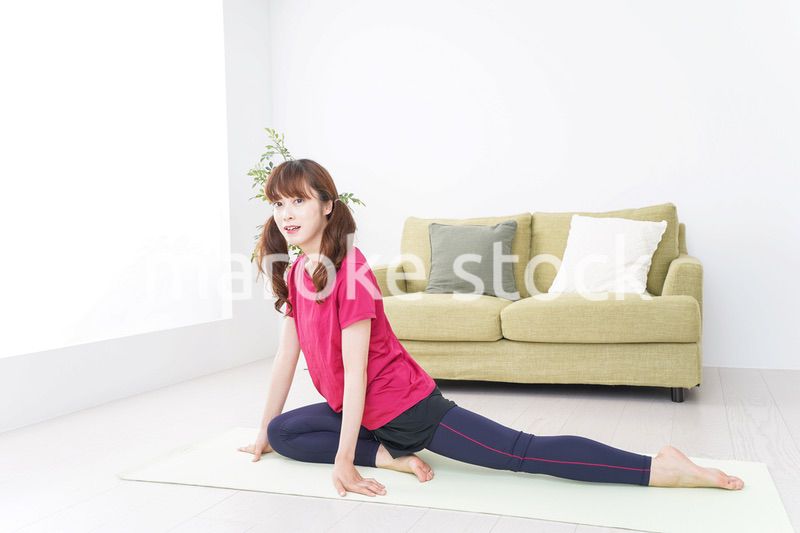 ヨガをする女性