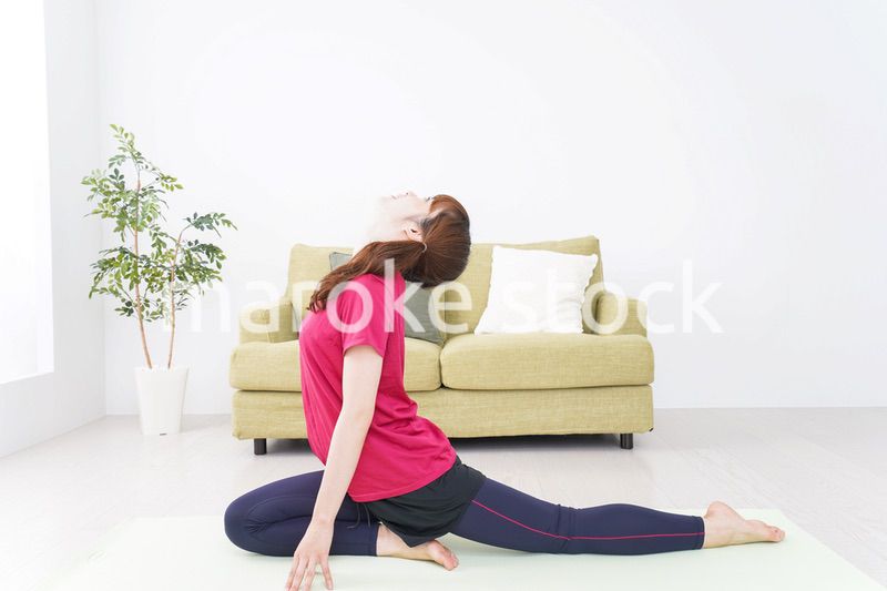 ヨガをする女性