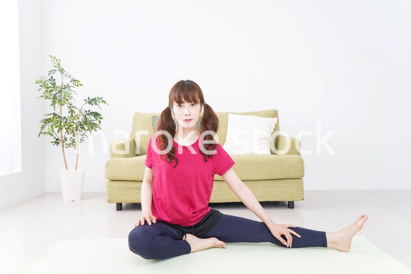 ヨガをする女性