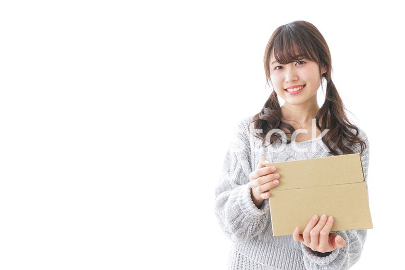 宅配便を受け取る女性
