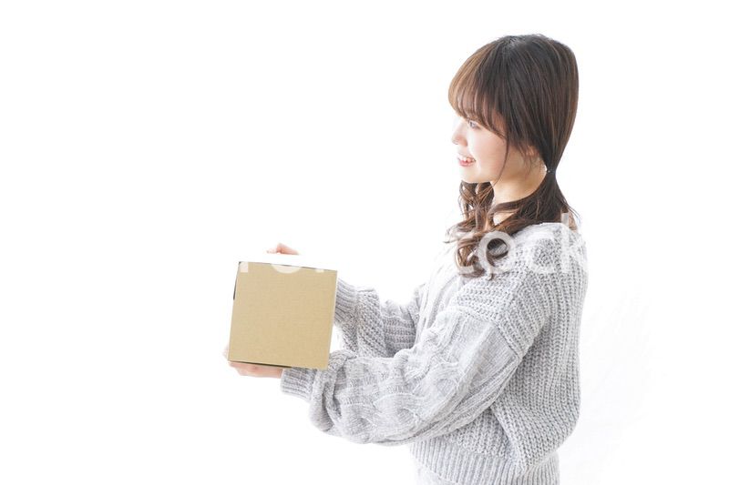 宅配便を受け取る女性