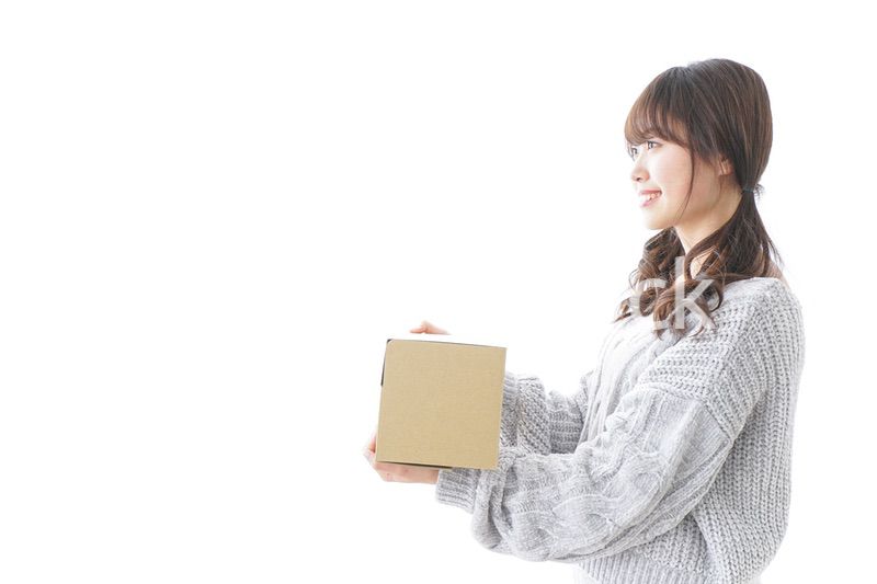 宅配便を受け取る女性