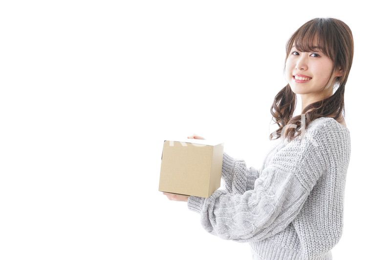 宅配便を受け取る女性
