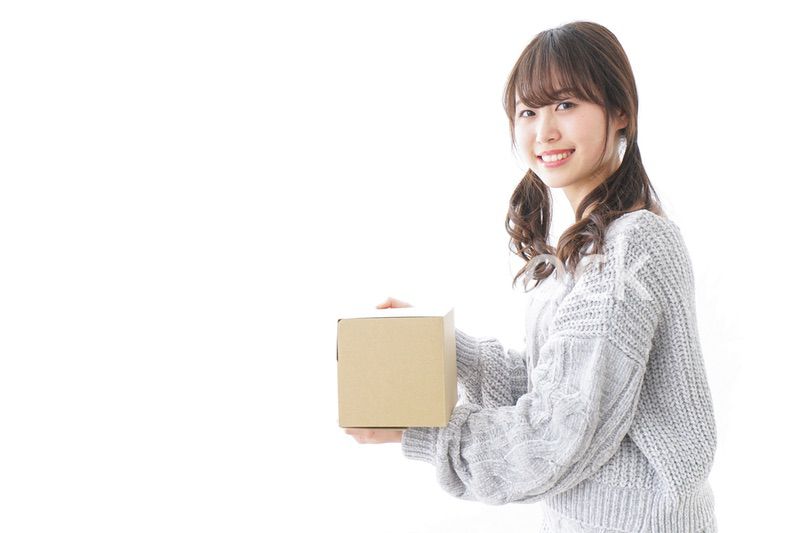 宅配便を受け取る女性