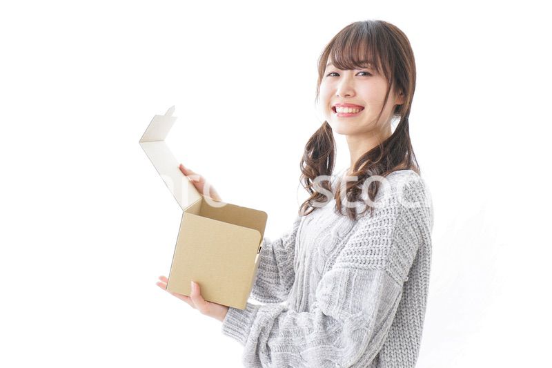 宅配便を受け取る女性