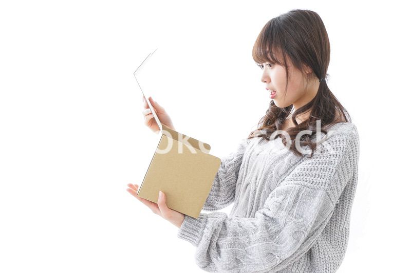 宅配便を受け取る女性