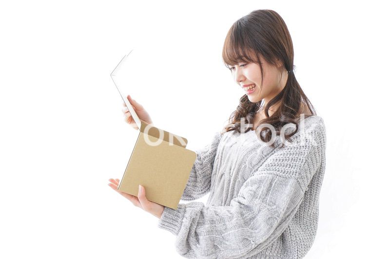 宅配便を受け取る女性