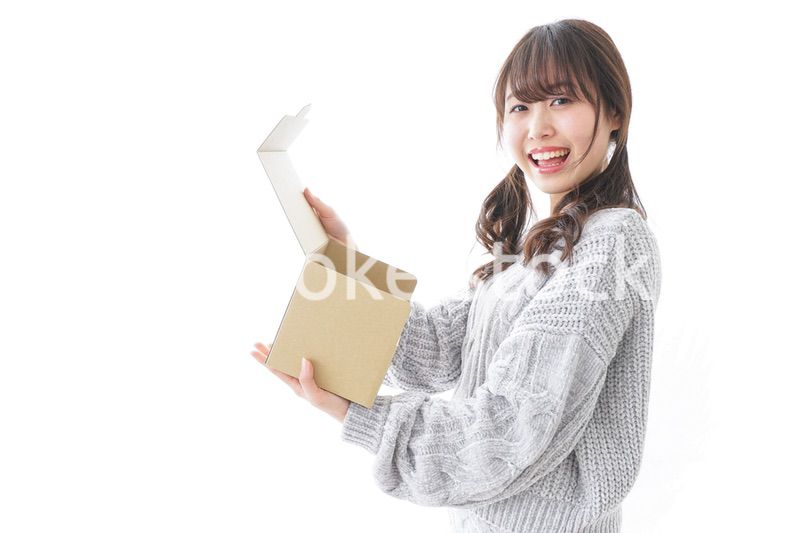 宅配便を受け取る女性