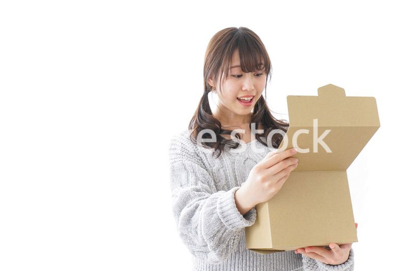 宅配便を受け取る女性
