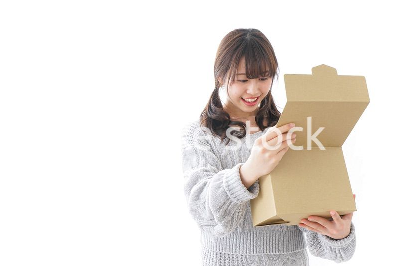 宅配便を受け取る女性