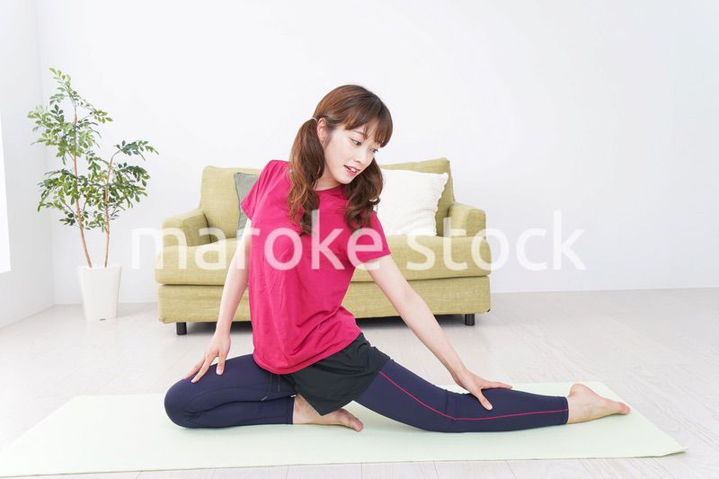 ヨガをする女性