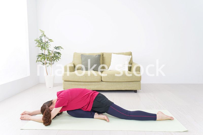 ヨガをする女性