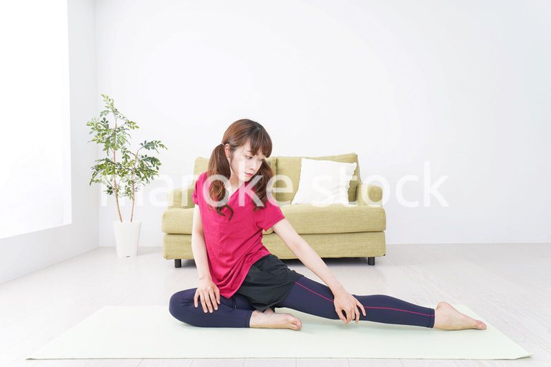 ヨガをする女性