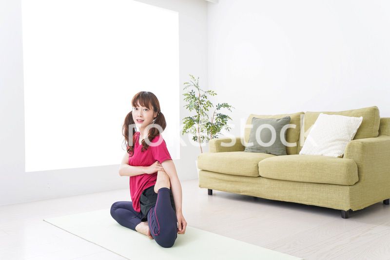 ヨガをする女性