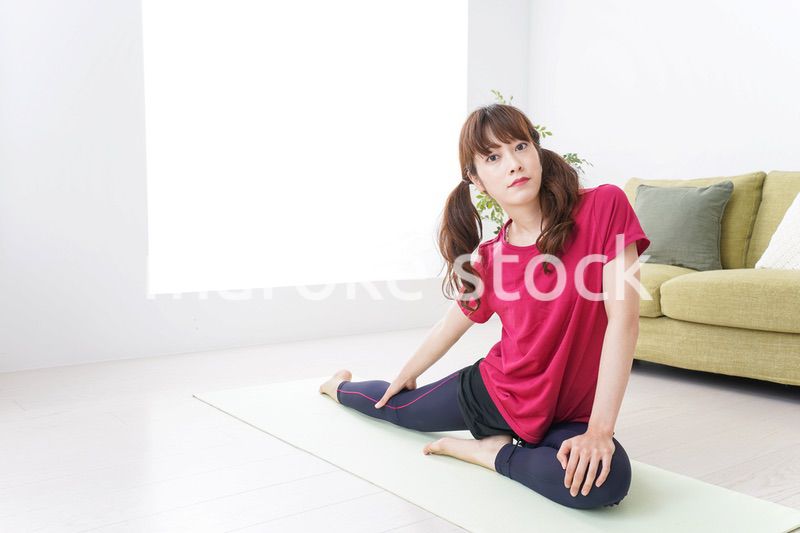 ヨガをする女性